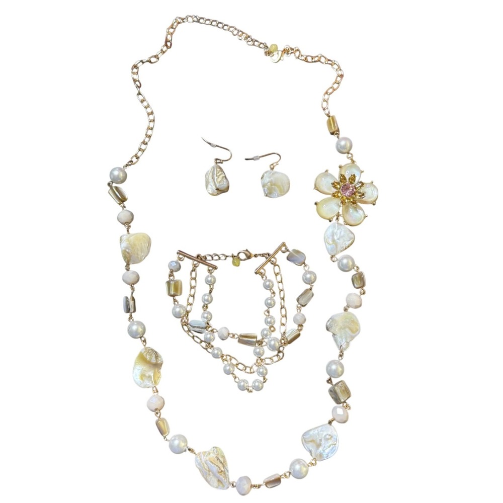 Avon Mother of Pearl Blossom 3 Piece Set‎ Necklace Bracelet Earrings Gold Tone